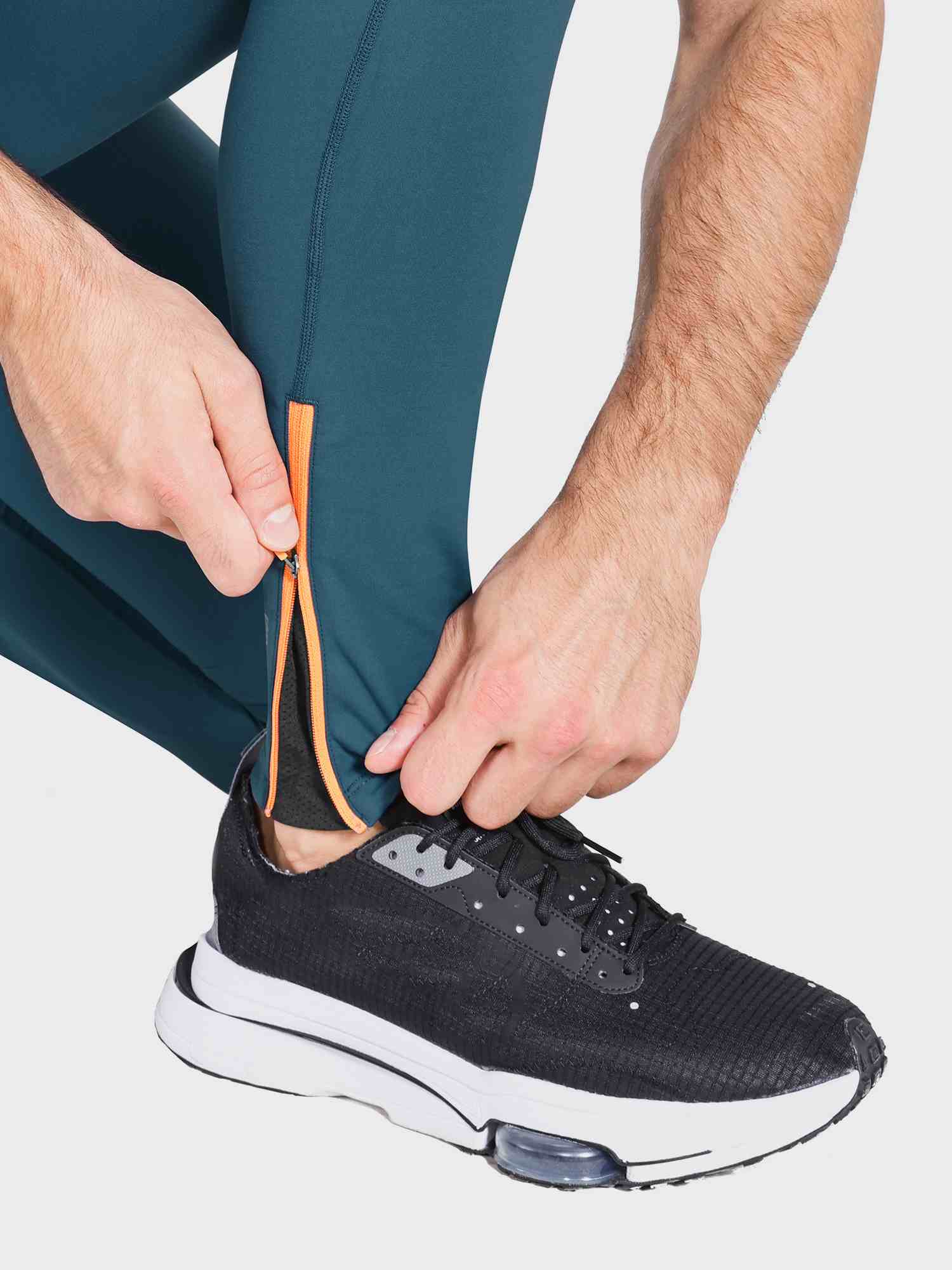 Men's Fleece-Lined Water-Resistant Running Tights - Image 2